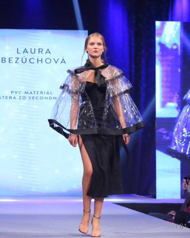 Študentka Školy dizajnu Laura na Fashion show recyklovanej módy | Škola dizajnu