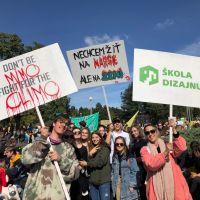 Študentky a študenti so svojou pedagogičkou na klimatickom štrajku