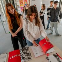 Obahajoby maturitn&yacute;ch pr&aacute;c S&uacute;kromnej &scaron;koly umeleck&eacute;ho priemyslu Bohumila Baču na v&yacute;stave Veľk&eacute; fin&aacute;le, Foto - Jakub Fried